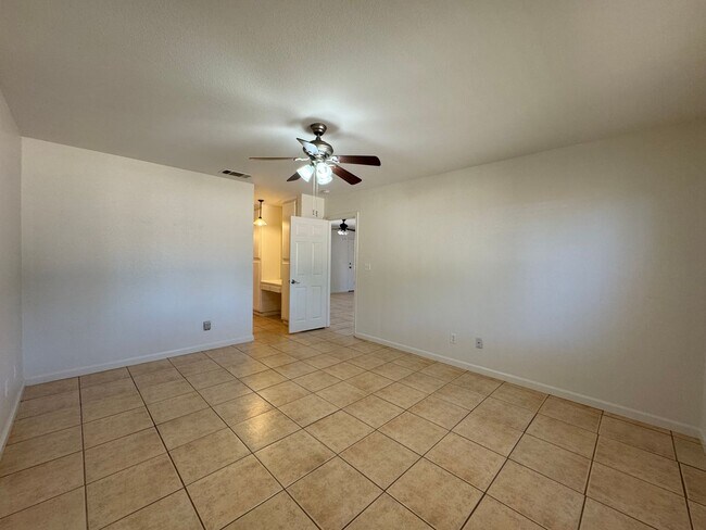 Building Photo - Hesperia Home on The Mesa