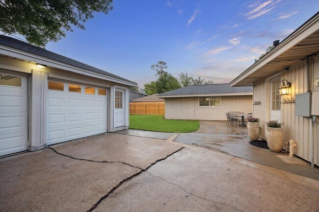 Building Photo - 10826 Lasso Ln