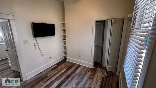 Building Photo - University Area 4bd/2ba With Private Backyard!