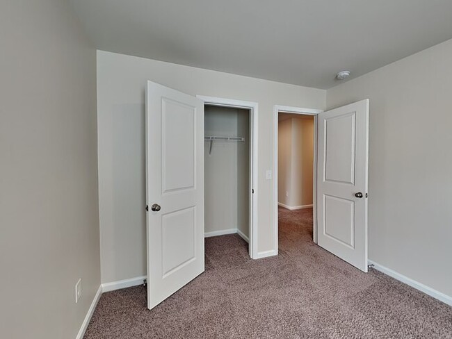 Building Photo - Coming Soon!! Burnside Farms near USC, Dow...