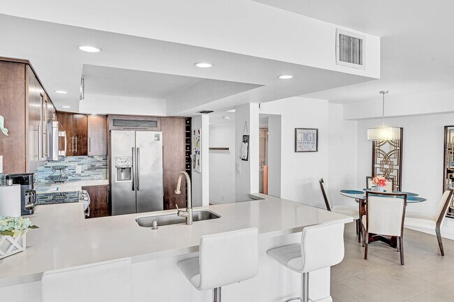 Building Photo - 525 N Ocean Blvd