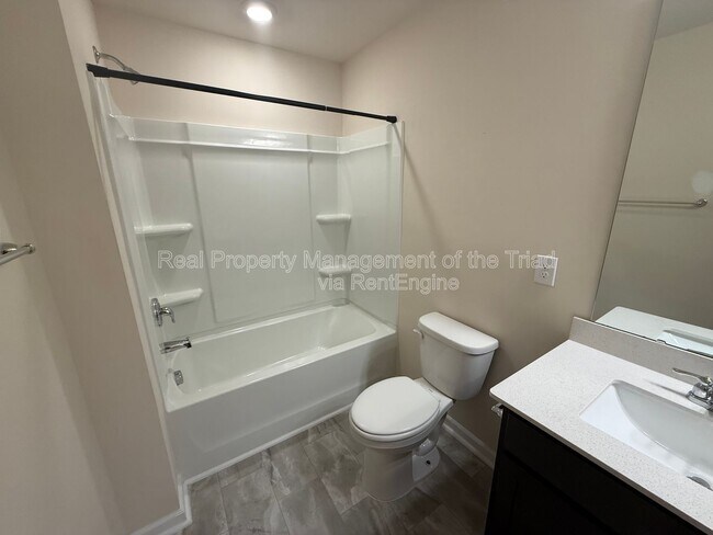 Building Photo - 886 Falls Grove Trl
