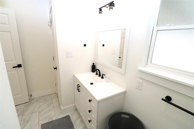 Building Photo - 5506 Avenue Q