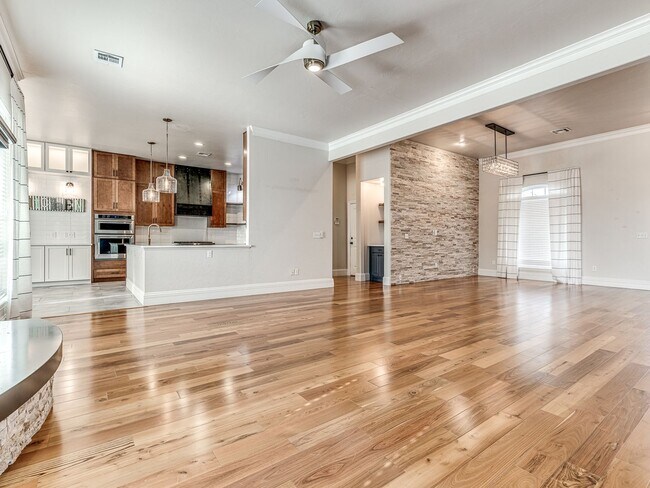 Building Photo - Fantastic home in the Fairways at Surrey H...