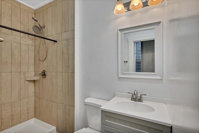 Building Photo - "Charming 2-Bedroom Retreat on Saratoga Avenue - Spacious 1100 Sq Ft Gem in Waterford!"