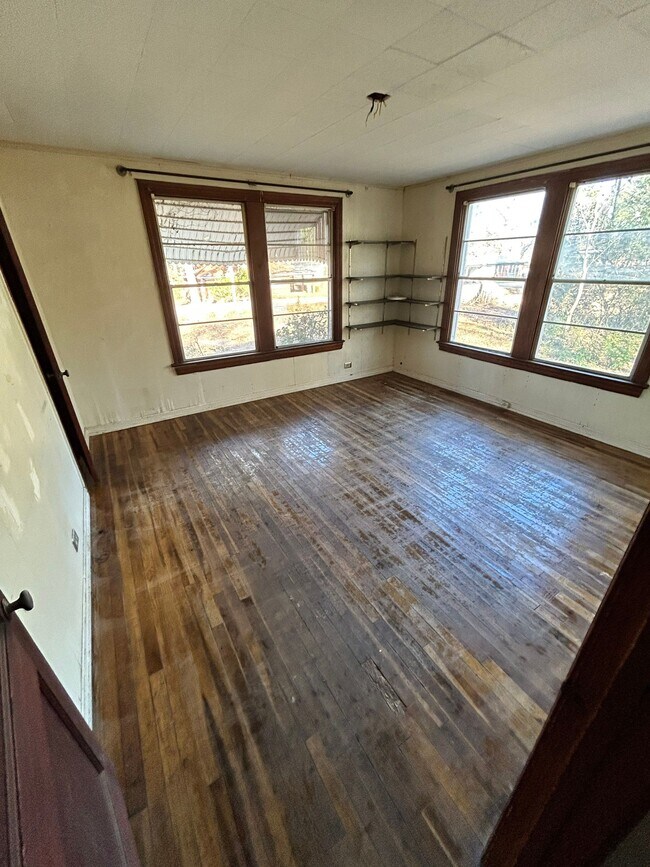 Building Photo - 102 E Charlotte Ave