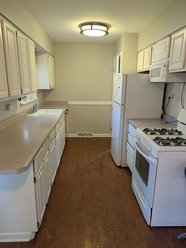 Building Photo - 324 Sunrise Ave