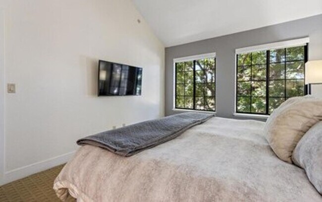 Building Photo - Gorgeous Two-Bedroom Condo with Golf Course Views in San Ramon!