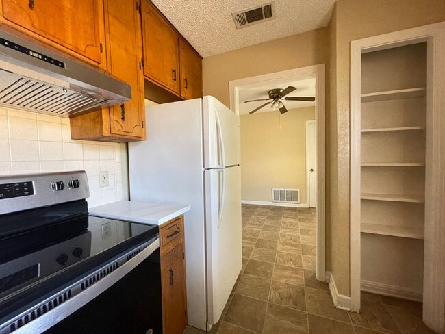 Building Photo - 807 W Dean Ave