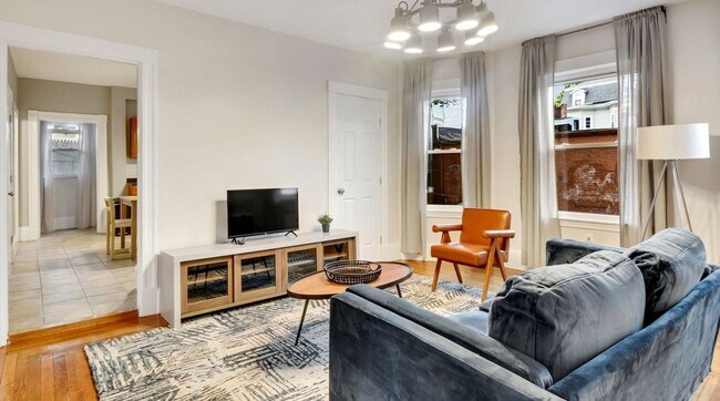 Building Photo - Nice 4.5 bedroom, 2-bathroom unit in lower Allston available for 9/1!