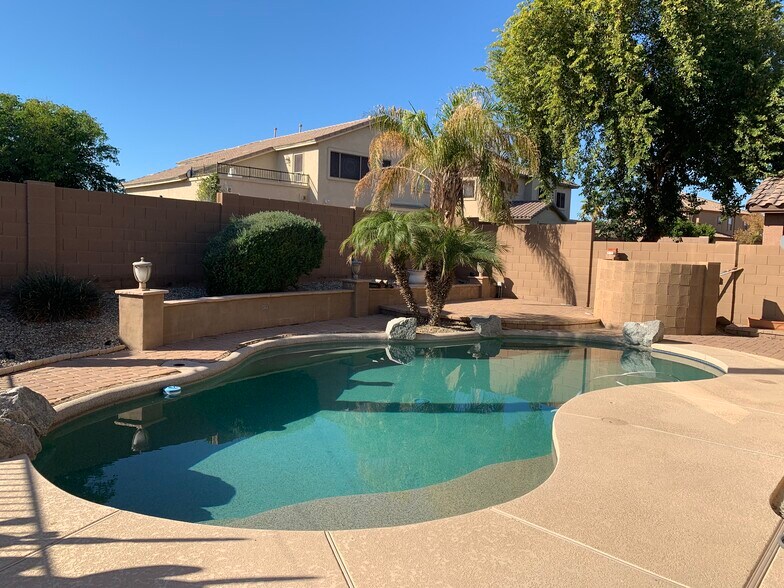 Spacious 4-bedroom, 2-bath home with soaring ceilings, gourmet kitchen, and a heated self-cleaning p - 16426 N 152nd Ln