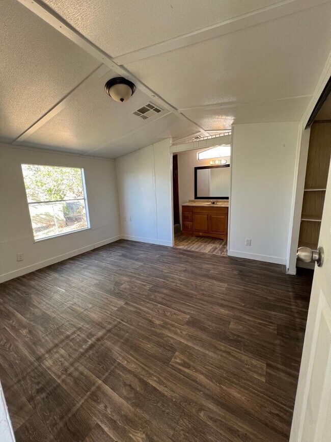 Building Photo - 5811 N Fuchsia St