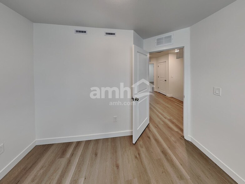 Building Photo - 6975 N 125th Dr