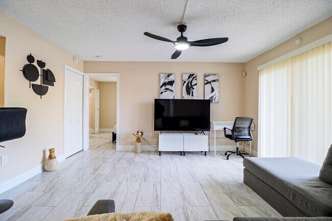 Building Photo - 450 Palm Cir W