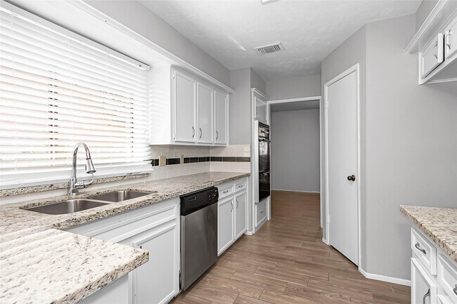 Building Photo - 2710 Green Fields Dr