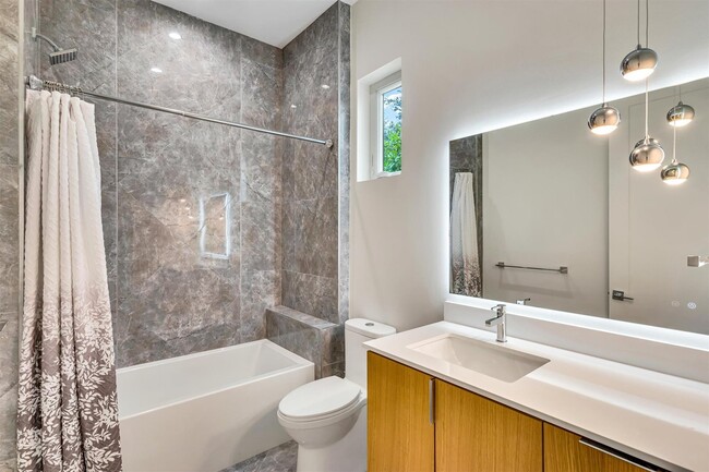 Building Photo - 7533 Royal Pl