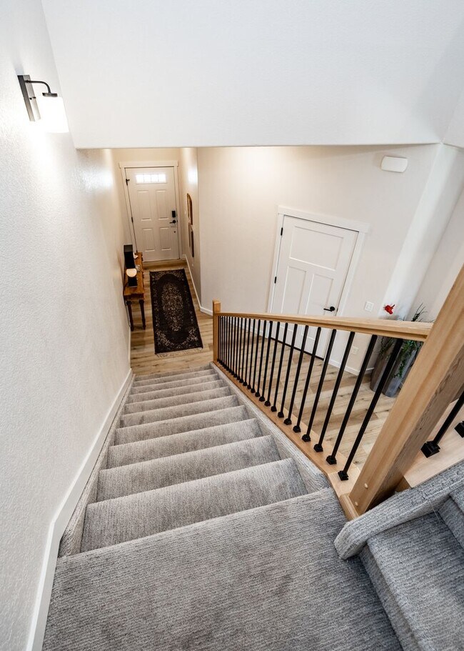Building Photo - Beautiful Townhome Next to Nature on Westside