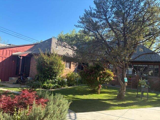 Building Photo - Charming Midtown Cottage - 1 bedroom/1 bath