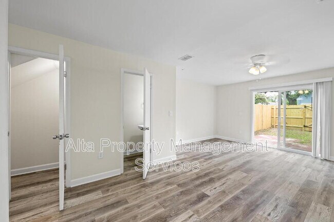 Building Photo - 11359 Bedford Oaks Dr