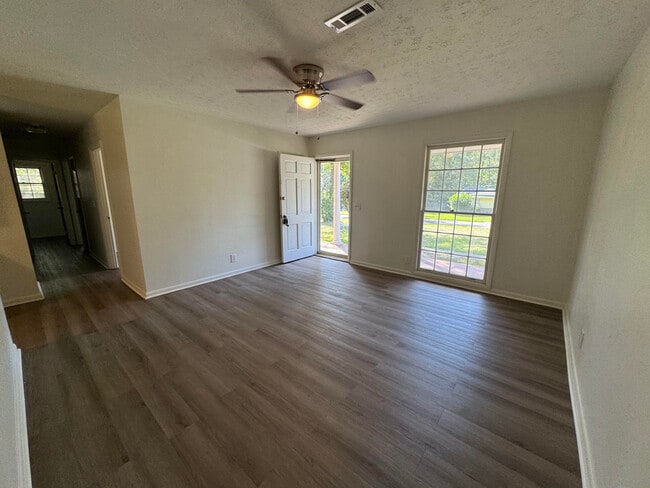 Building Photo - 1204 Fairlane Dr