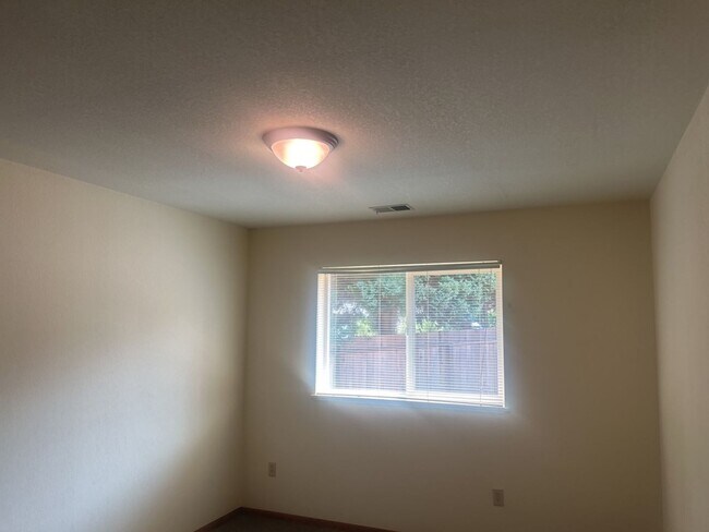 Building Photo - 2149 Woodcrest Ct