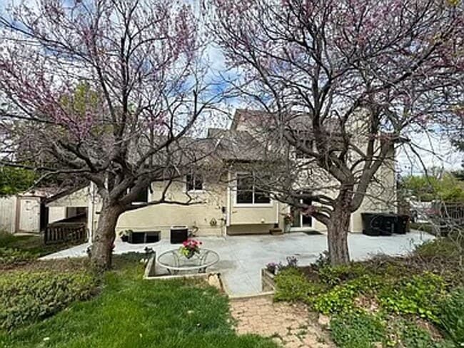 Building Photo - 4BR/4BA Updated Home with Finished Basement Suite & Landscaped Yard