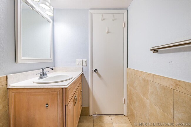 Building Photo - 3900 N Hills Dr