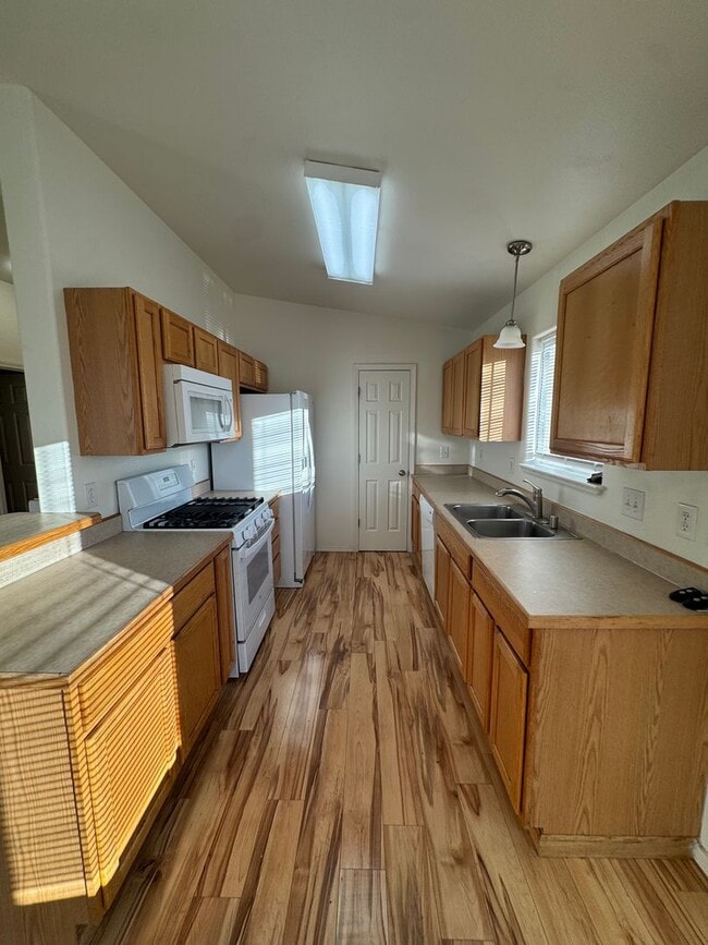 Building Photo - 3 bedroom in downtown Eagle River