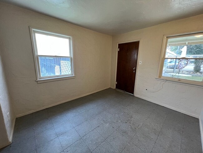 Building Photo - 411 Ray St