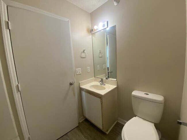 Building Photo - Room in Condo on Carlton Ave