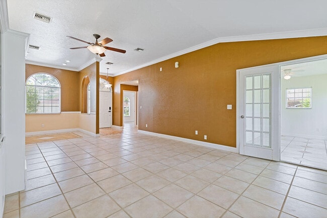 Building Photo - 208 Palm Cir