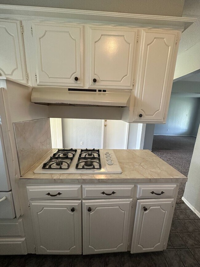 Building Photo - 4844 Woodview Dr