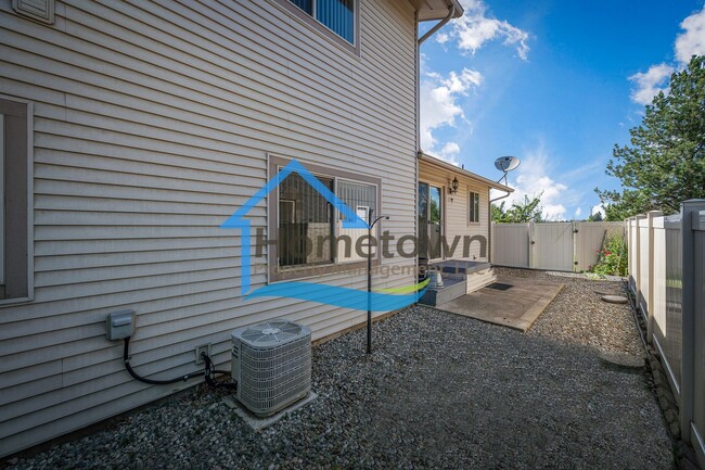 Building Photo - 3 Bedroom, 2 Bathroom Home, with Attached ...