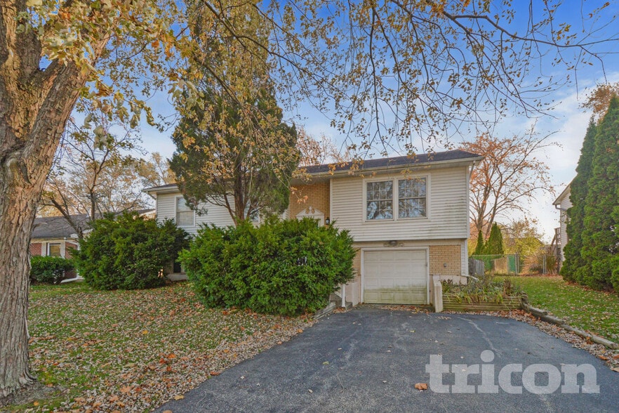 Primary Photo - 1045 Brush Hill Ln