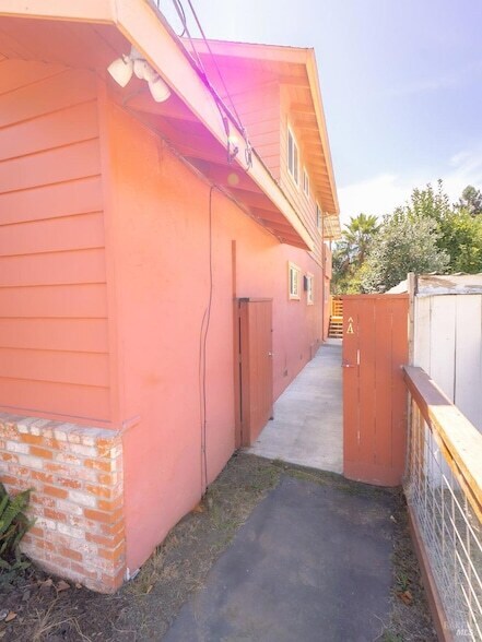 Building Photo - 944 Clover Dr