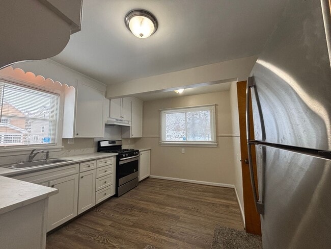 Building Photo - 3 Bedroom 1.5 Bath House - Parking/Laundry Hook-Ups!