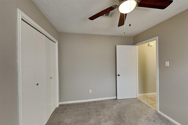 Building Photo - 8514 Greenleaf Lake Dr