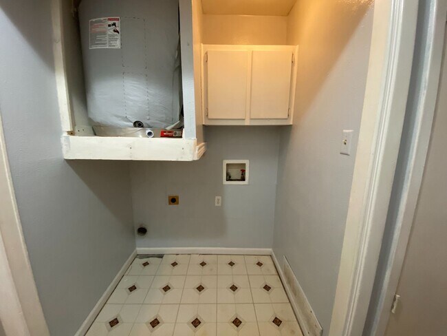 Building Photo - Great location!! Dont miss this 3 Bed house with a good rent