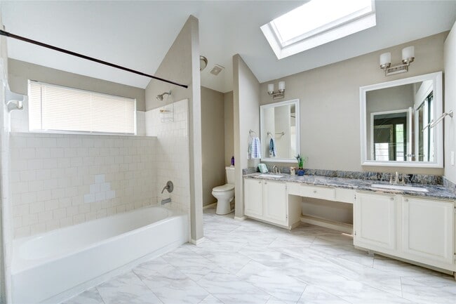 Building Photo - 15403 Meadow Village Dr