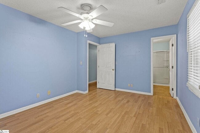 Building Photo - 405 Creek Dr