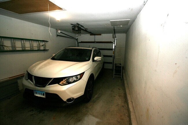 Building Photo - 7 Twin Oak Ct