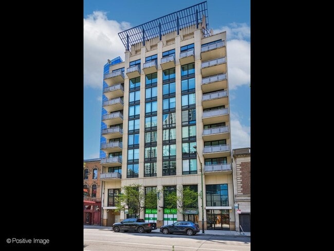 Building Photo - 744 N Clark St