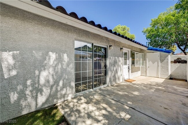 Building Photo - 2040 Willowbury Dr