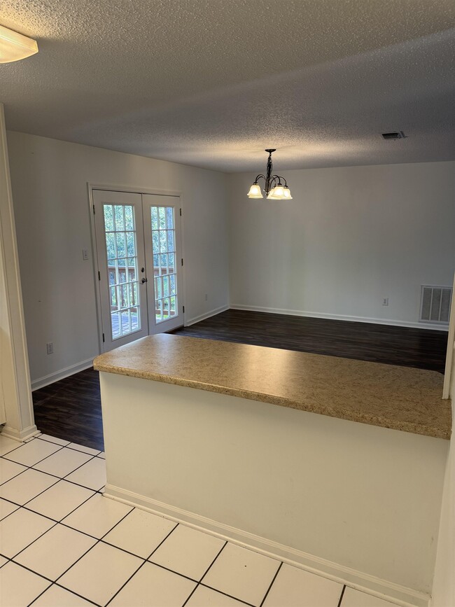 Building Photo - 255 Skate Dr