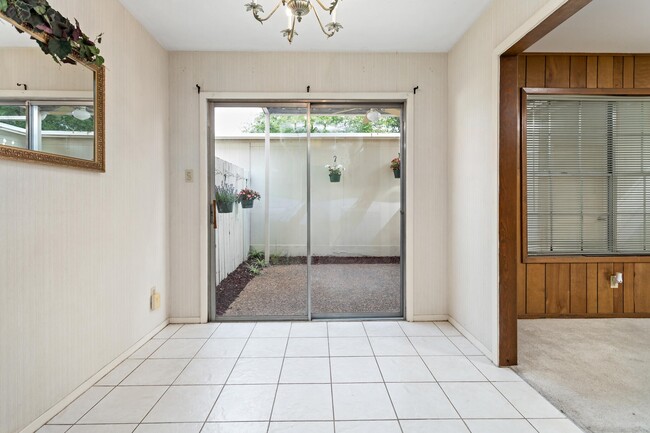 Building Photo - 5960 Townhouse Ln