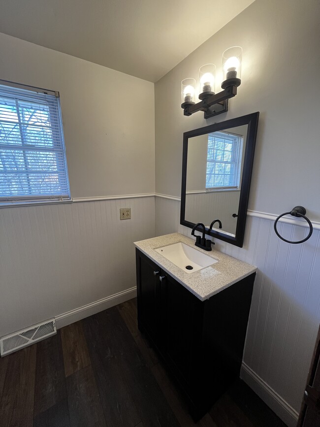 Full Bathroom - 4305 S Main St