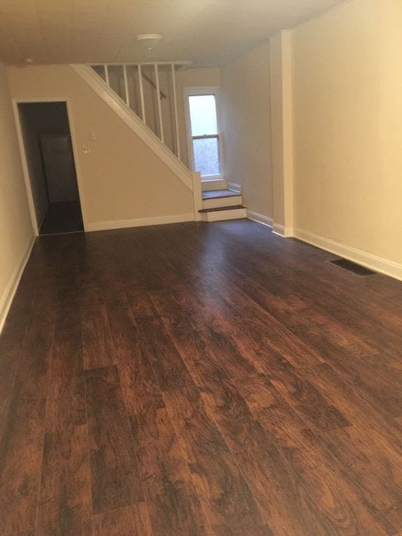 Building Photo - Great Home! New Kitchen with Granite Counters! Large Living Room!