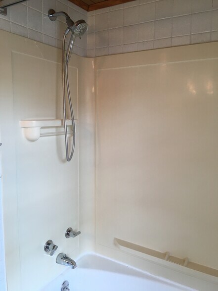 Bathtub/Shower 2nd floor bathroom - 31 Linwood Ave