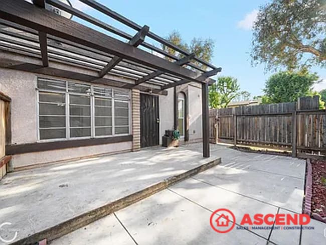 Building Photo - Beautiful 2 Bedroom Apartment!