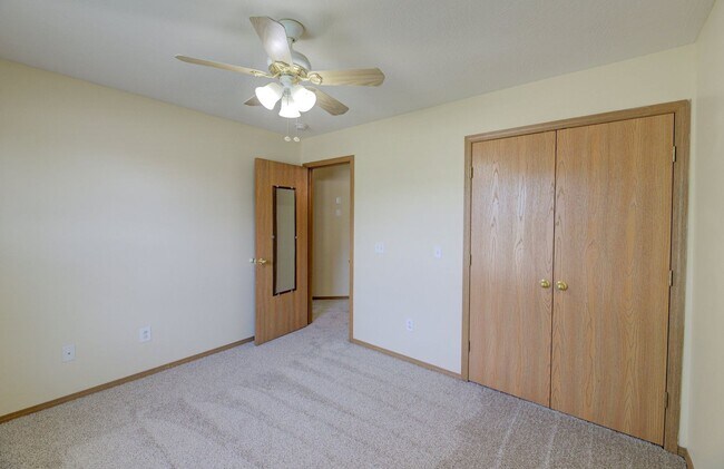 Building Photo - 3 Bedroom in Republic Schools!